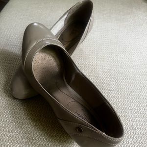 9.5 lifestride taupe wedge shoes